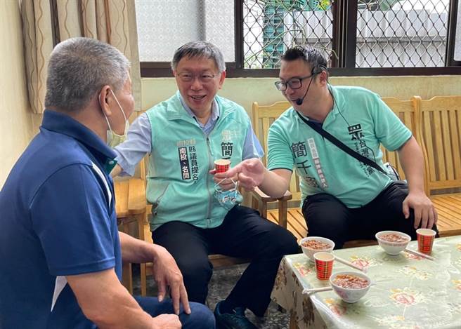柯文哲特地为南投县议员候选人简千翔助选，希望乡亲给简千翔为南投服务的机会。（杨静茹摄）
