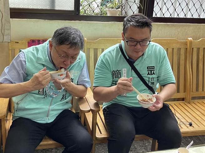 乡亲招待柯文哲、简千翔南投菜市场内知名的古早味碗糕，柯P不到90秒完食。（杨静茹摄）