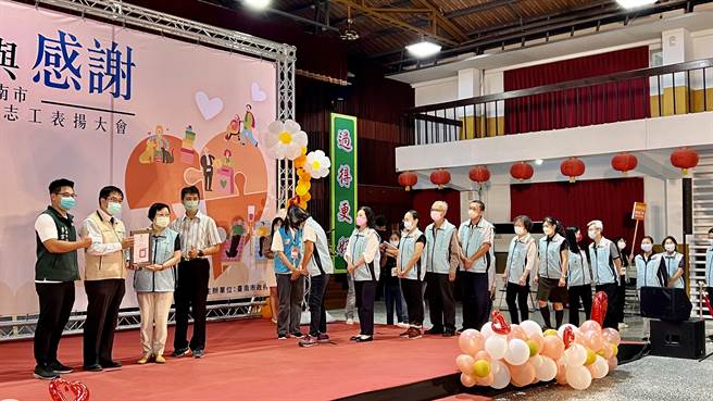 市长黄伟哲（左二）带领着各局处颁发感谢状给每一位得奖志工，并合影留念。（张毓翎摄）