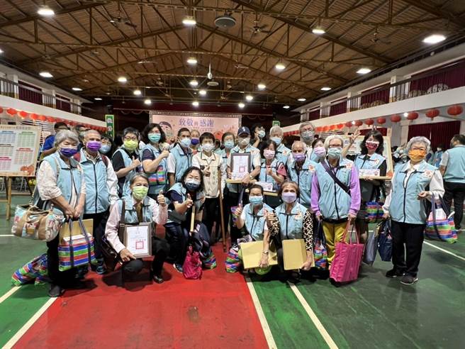 台南市政府客委会志工合照。（台南市政府秘书处提供／张毓翎台南传真）