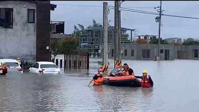 宜兰市清华二路19号的民宿大淹水，车子皆泡在水里，民宿里8位民眾受困，经消防局派遣人员、橡皮艇将人于9时55分全数安全撤离。（宜兰县消防局提供／吴佩蓉宜兰传真）