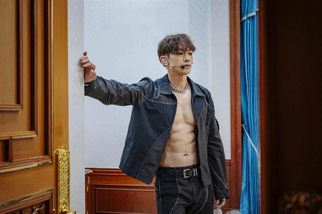 Rain大秀腹肌在青瓦台表演。（Netflix提供）