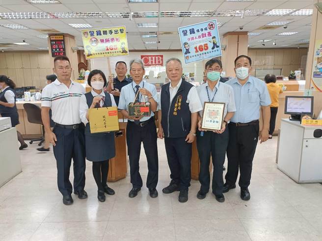 台中市政府警察局近年来积极推动「警银联阻防诈」，市警局局长蔡苍柏日前亲自到太平向机警行员致谢，更意外当起反诈骗宣传大使。（太平警分局提供／潘虹恩台中传真）