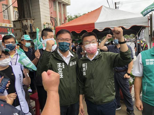 民進黨台中市長候選人蔡其昌今天首場公開行程，上午到梧棲區參加他與市議員王立任聯合競選總部成立大會。（陳世宗攝）