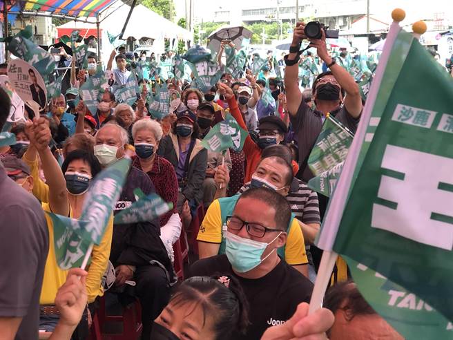 蔡其昌與王立任進場聯合競選總部成立大會，受到支持者高喊「當選、當選」的熱情相迎。（陳世宗攝）
