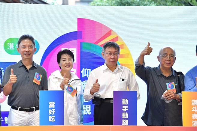 台北市长柯文哲展开辅选行程，15日与无党籍台北市长候选人黄珊珊，一同到内湖帮民眾党港湖区提名的议员候选人陈宥丞站台。（台北市政府提供／游念育台北传真）