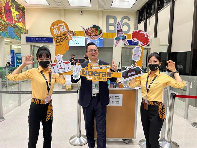 台湾虎航董事长陈汉铭（中）。（台虎提供）