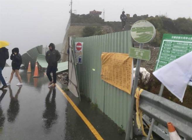 合欢山区上午8时刮起12级阵风，吹倒武岭工地的铁皮围墙，还有游客冒险闯入。（民眾提供／杨静茹南投传真）