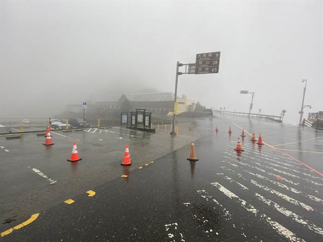 合欢山公路的地名标志牌也因强风不断晃动，设置三角锥警示。（民眾提供／杨静茹南投传真）