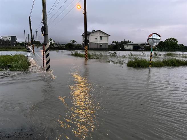 宜蘭縣員山鄉七賢村溪洲區成為一片汪海，水位高至80公分。（民眾提供／吳佩蓉宜蘭傳真）