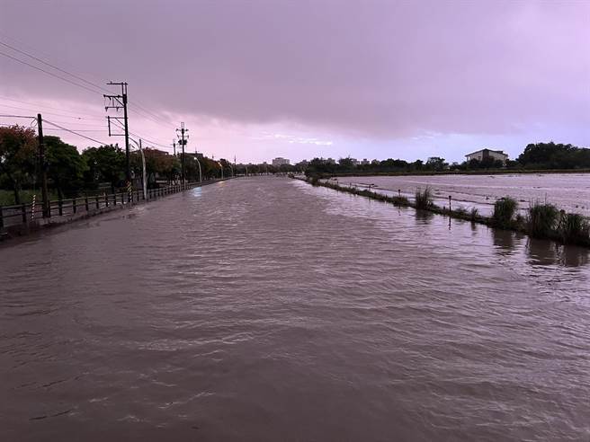 宜蘭縣員山鄉七賢村溪洲區成為一片汪海，水位高至80公分。（民眾提供／吳佩蓉宜蘭傳真）