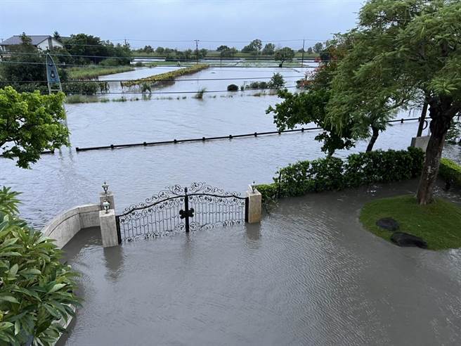 宜蘭縣員山鄉七賢村溪洲區成為一片汪海，水位高至80公分。（民眾提供／吳佩蓉宜蘭傳真）