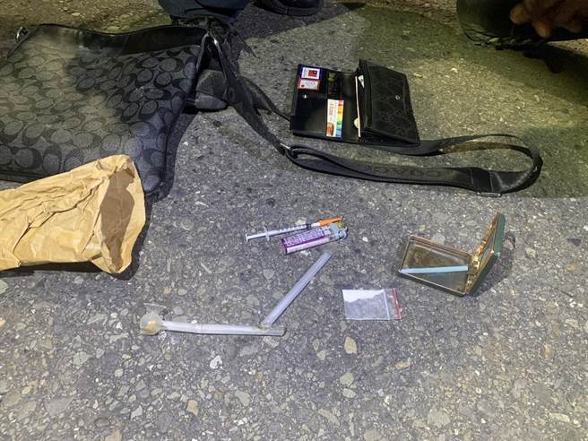 盖男包内的毒品海洛因以及针筒、玻璃球吸食器等相关用具。（翻摄照片／崔正纲高雄传真）