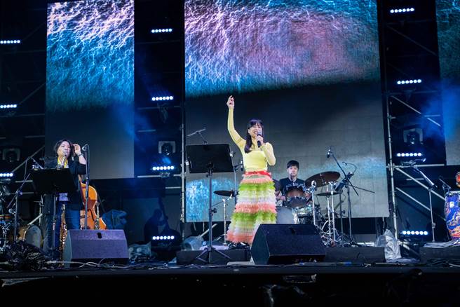 以莉 ‧ 高露昨為世界音樂節登台演出。（風潮音樂提供）