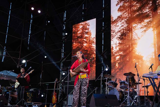 婆羅洲沙貝琴女神 Alena Murang昨為世界音樂節登台演出。（風潮音樂提供）