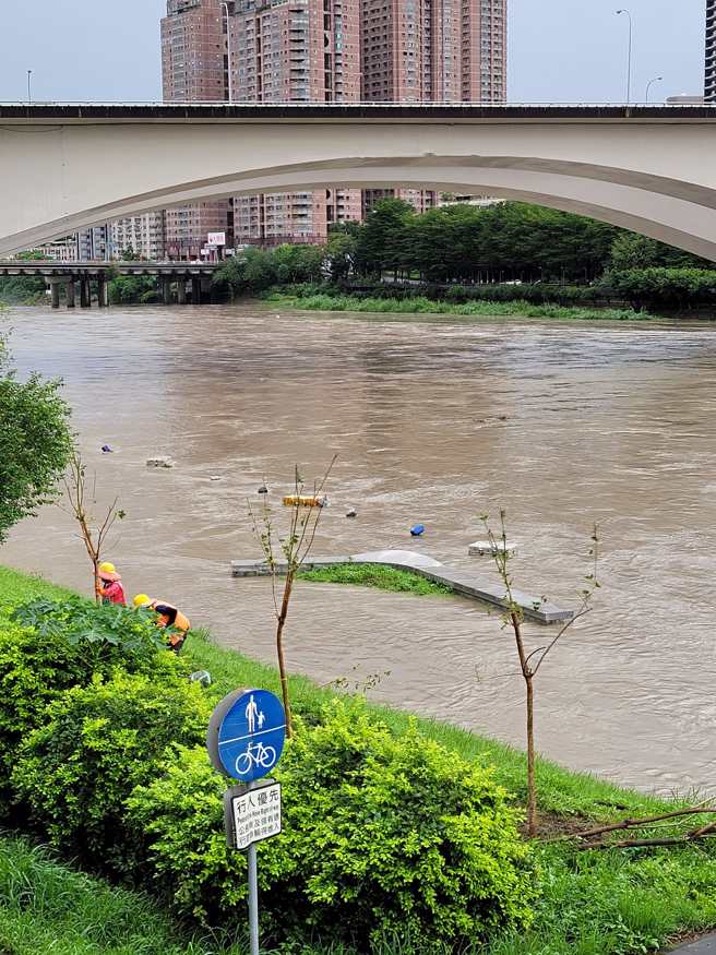 新北市新店区有民眾发现碧潭风景区的座位区已被水淹没，人行道全部消失，剩下1个ㄑ字形座位区。（翻摄自脸书「我们是新店人!! 好山好水，就是爱新店」）