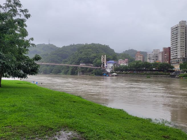 新北市新店区有民眾发现碧潭风景区的座位区已被水淹没，人行道全部消失，剩下1个ㄑ字形座位区。（翻摄自脸书「我们是新店人!! 好山好水，就是爱新店」）