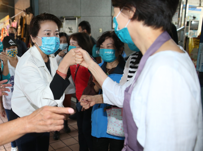 无党籍台北市长参选人黄珊珊16日至松江市场扫街，向民眾拜票争取支持。（陈君玮摄）