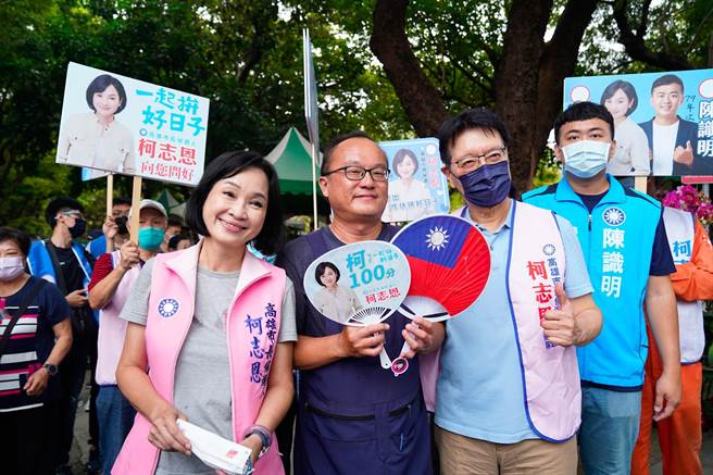 国民党高雄市长候选人柯志恩16日在中广董事长赵少康陪同下到一德早市劳工花市扫街拜票。（洪浩轩摄）