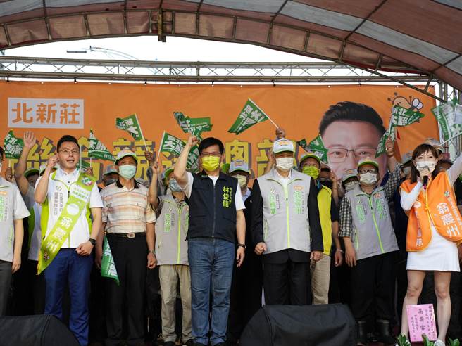 對於新北市長侯友宜稱對手是自己，民進黨新北市長候選人林佳龍則稱，侯友宜的對手確實是自己，因為他都不敢承諾選上新北市長會再做滿4年，「口上說好好做事，心裡想的卻是2024」。(黃敬文攝)