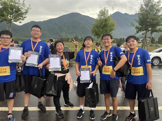 蔡培慧暂时放下选举行程参加埔里马拉松，挑战12公里完赛，跟暨大学生一起秀出证书。（蔡培慧竞办提供／杨静茹南投传真）