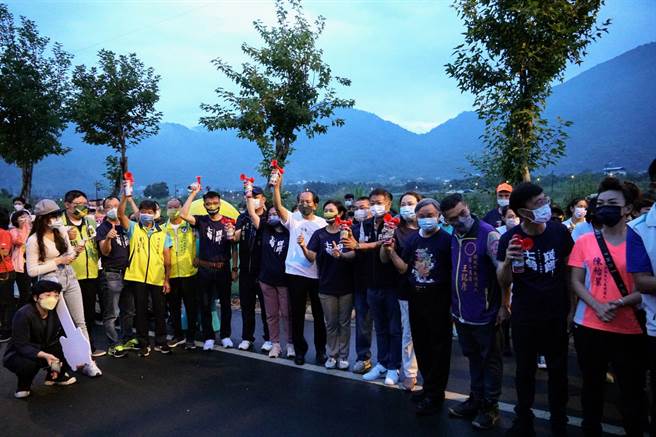 清晨6点，埔里镇长廖志城、立委马文君等人鸣笛后，4200多名跑友从福兴温泉起跑。（埔里镇公所提供／杨静茹南投传真）