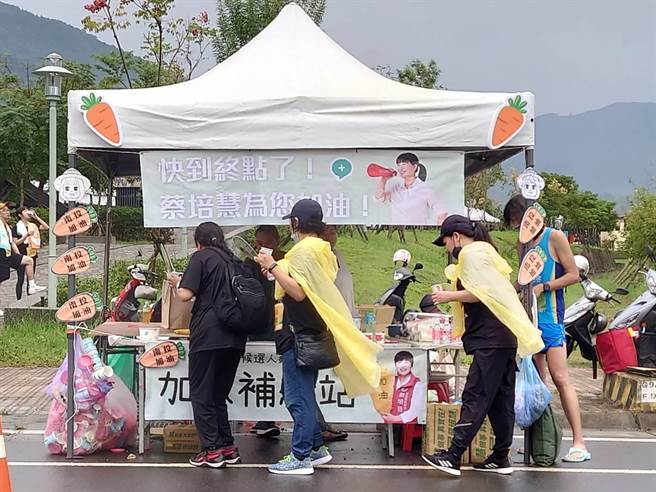 蔡培慧在距终点最后1公里处设置补给站，提供现煎的菜头粿。（蔡培慧竞办提供／杨静茹南投传真）