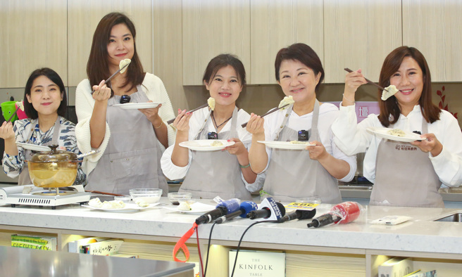 国民党台中市长卢秀燕（右二），16日发挥母鸡带小鸡精神，北上与国民党台北女性议员参选人徐巧芯（左一）、锺沛君（左二）、游淑慧（左三）、柳采葳（右一）一同包水饺谈选举甘苦，并祝福四人包当选。（陈俊吉摄）