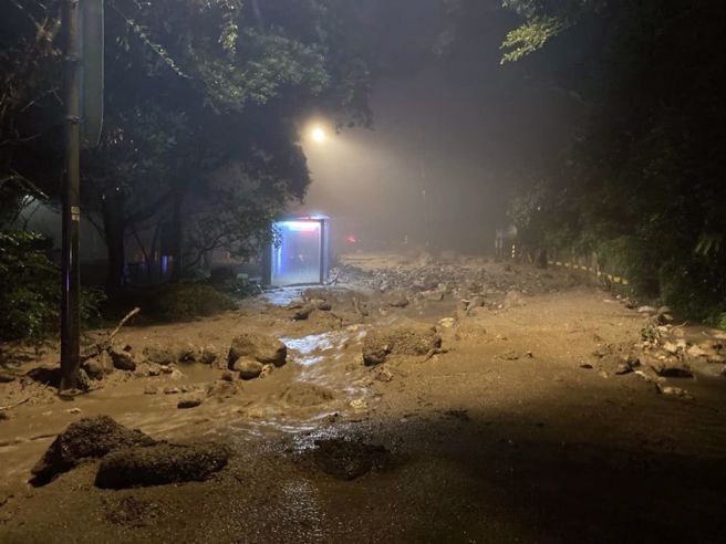 尼莎致灾性暴雨到 阳明山深夜惊爆坍方土石流。（图／翻摄阳明山国家公园脸书）
