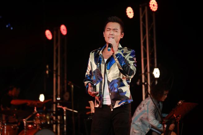 范逸臣高歌重现电影《海岛七号》的场景。（Daniel Wong提供）