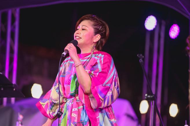 日本歌姬夏川里美身穿Daniel Wong设计的礼服演唱多首台湾与日本歌谣。（Daniel Wong提供）