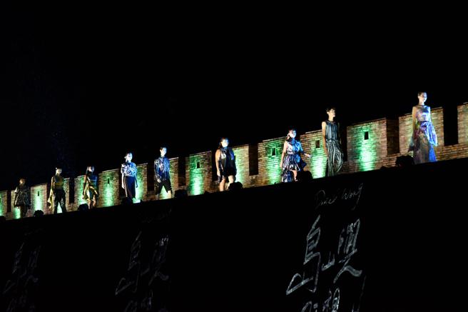 服装设计师Daniel Wong在恒春北门古城墙举办服装秀，邀请当地民眾同欢。（Daniel Wong提供）