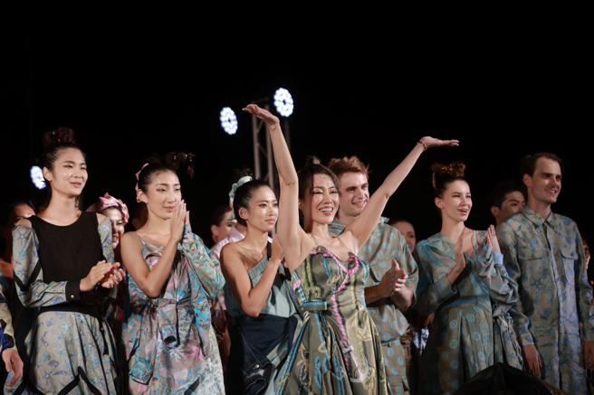 舞蹈老师KIMOKO（举手者）率领15位专业与30位素人模特儿走秀。（Daniel Wong提供）