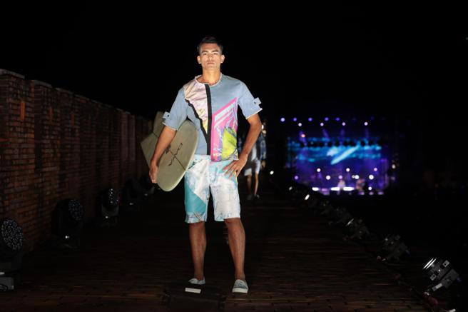 恒春当地衝浪玩家带着衝浪板走秀。（Daniel Wong提供）