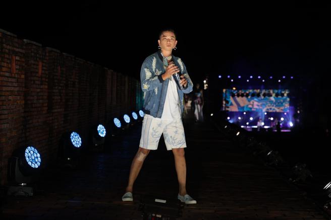 调酒师带着调酒摇杯为Daniel Wong走秀。（Daniel Wong提供）