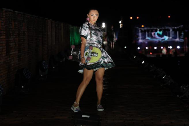 当地素人模特儿带着滑板走秀。（Daniel Wong提供）