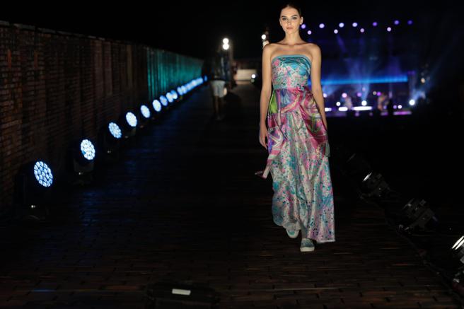 Daniel Wong服装风格以缤纷绚丽的印花见长，充满南岛风情。（Daniel Wong提供）