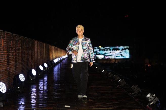 设计师Daniel Wong走在古城墙上谢幕。（Daniel Wong提供）