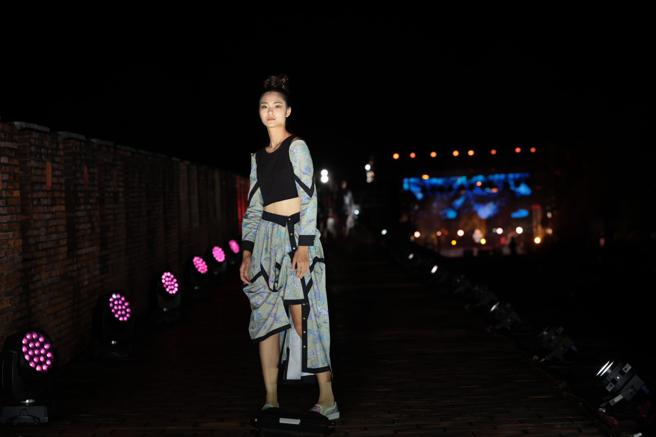 Daniel Wong服装风格以缤纷绚丽的印花见长，充满南岛风情。（Daniel Wong提供）