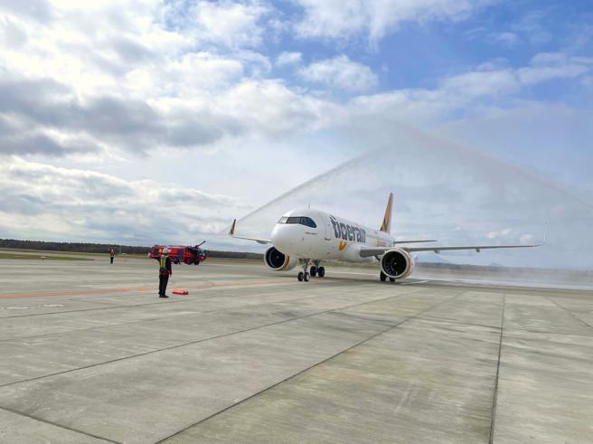 台湾虎航今（16）日迎来桃园-札幌（新千岁）首航，新千岁机场也为此进行洒水仪式传递欢迎之意。（台湾虎航提供）