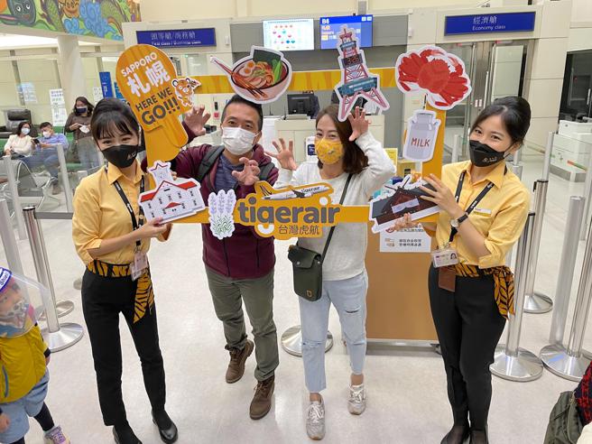 首航旅客在桃园机场候机室开心拍照留念。（何书青摄）