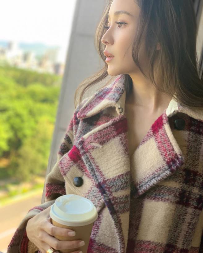 侯佩岑大衣看起来里面没穿，引起上千粉丝注意。(图/侯佩岑 IG)