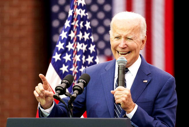 拜登14日在加州一场活动后突然贴近一名萌妹，建议她「30岁前别和男人认真」，让少女吓一跳，他的举止也被保守派人士骂翻「令人毛骨悚然」。（图／路透社）