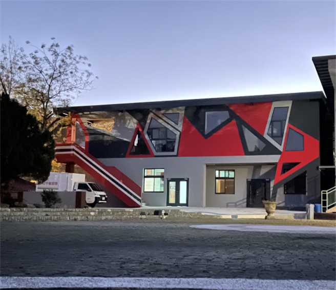 新竹县尖石乡新乐国小扩建完成的中央厨房「希望厨房」，设计用色大胆别具泰雅意涵，近日获选为纽约设计奖银牌。（新竹县府提供／邱立雅竹县传真）