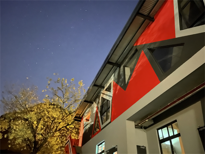 新乐国小扩建完成的中央厨房，让新乐国小、尖石国小与嘉兴国小3所原乡部落小学成为一家人，一起煮食与供餐分享。（新竹县府提供／邱立雅竹县传真）