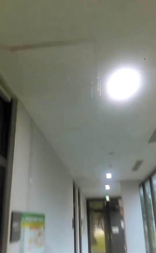 桃园市南门市民活动中心4月22日竣工启用，不料连日雨势发生室内漏水问题。(桃园市议员詹江村提供)