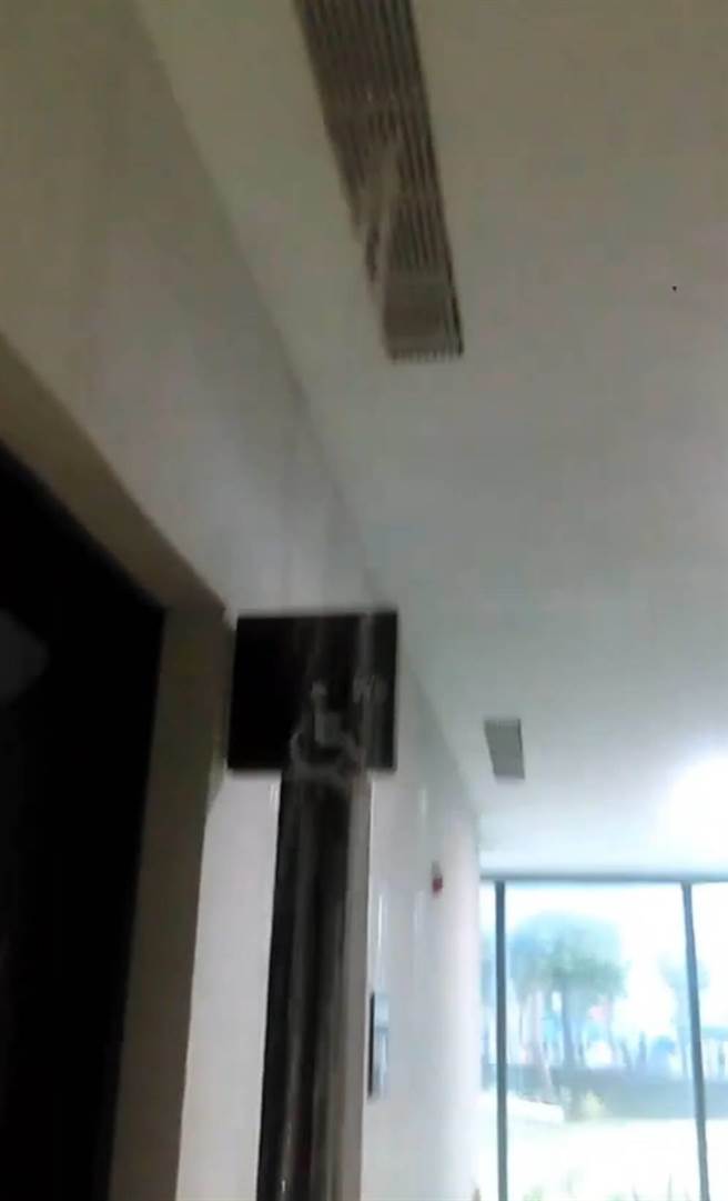 桃园市南门市民活动中心4月22日竣工启用，不料连日雨势发生室内漏水问题。(桃园市议员詹江村提供)