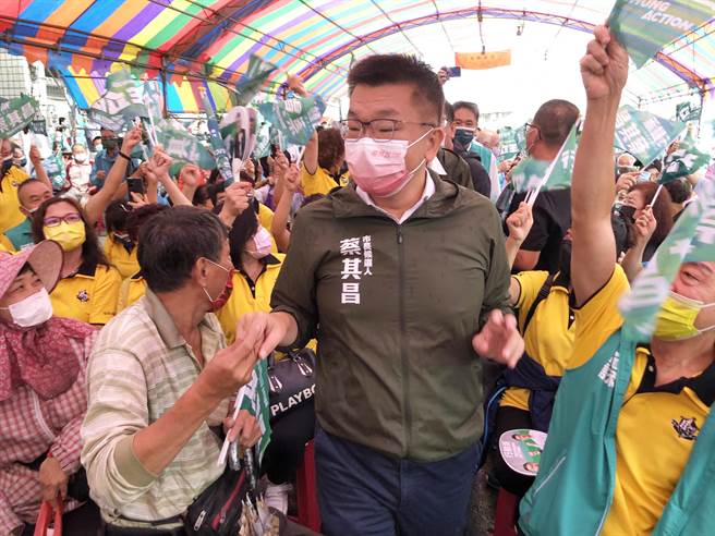 民进党台中市长候选人蔡其昌与市议员王立任联合竞选总部今天成立，受到支持者的力挺。（陈世宗摄）