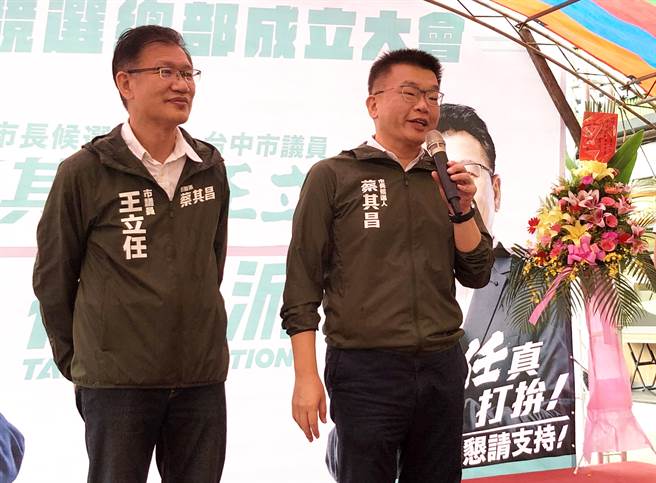 蔡其昌拜托乡亲留一席市议员给关心教育和文化的王立任。(陈世宗摄)
