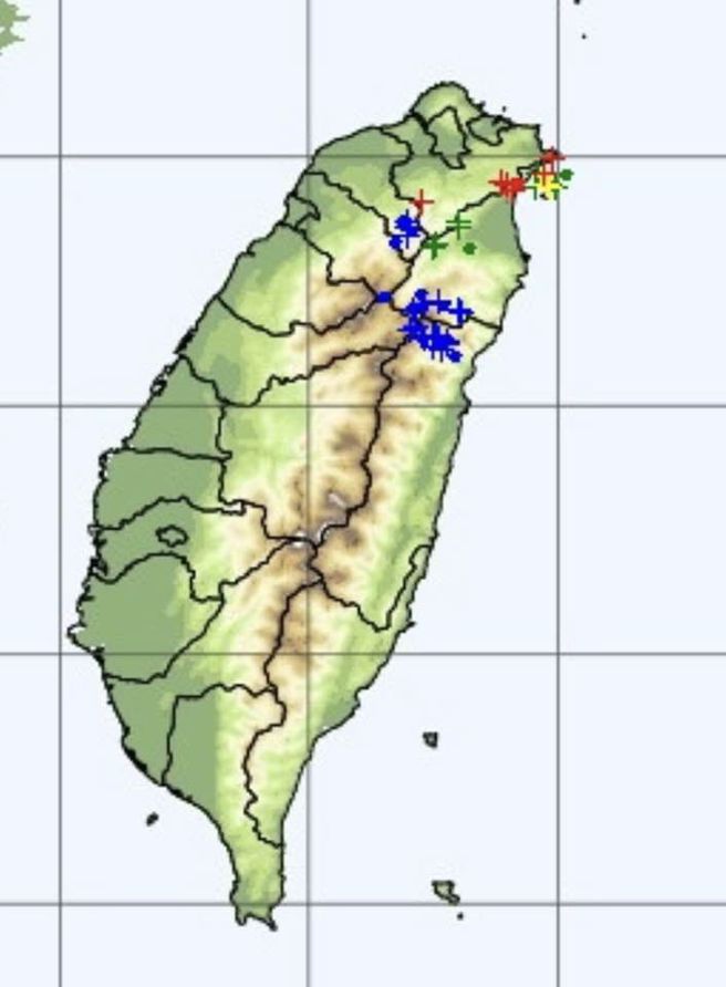 气象局长郑明典中午示警，颱风外围影响，部分区域对流很强，闪电讯号更持续从花莲往北持续移动中。(翻摄自郑明典脸书)